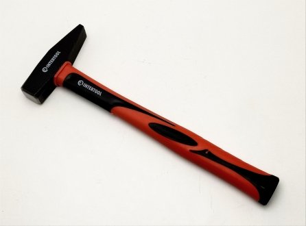 Молоток слюсарний 500 гр ручка з фібергласу Intrertool Intertool HT-0205