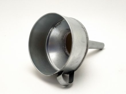 Лейка металическая носик узкий прямий (для генераторов) Україна Украина 20277